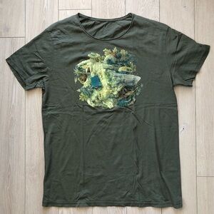 Kaft Outdoor Graphic T-Shirt in Olive Green Men’s Size L